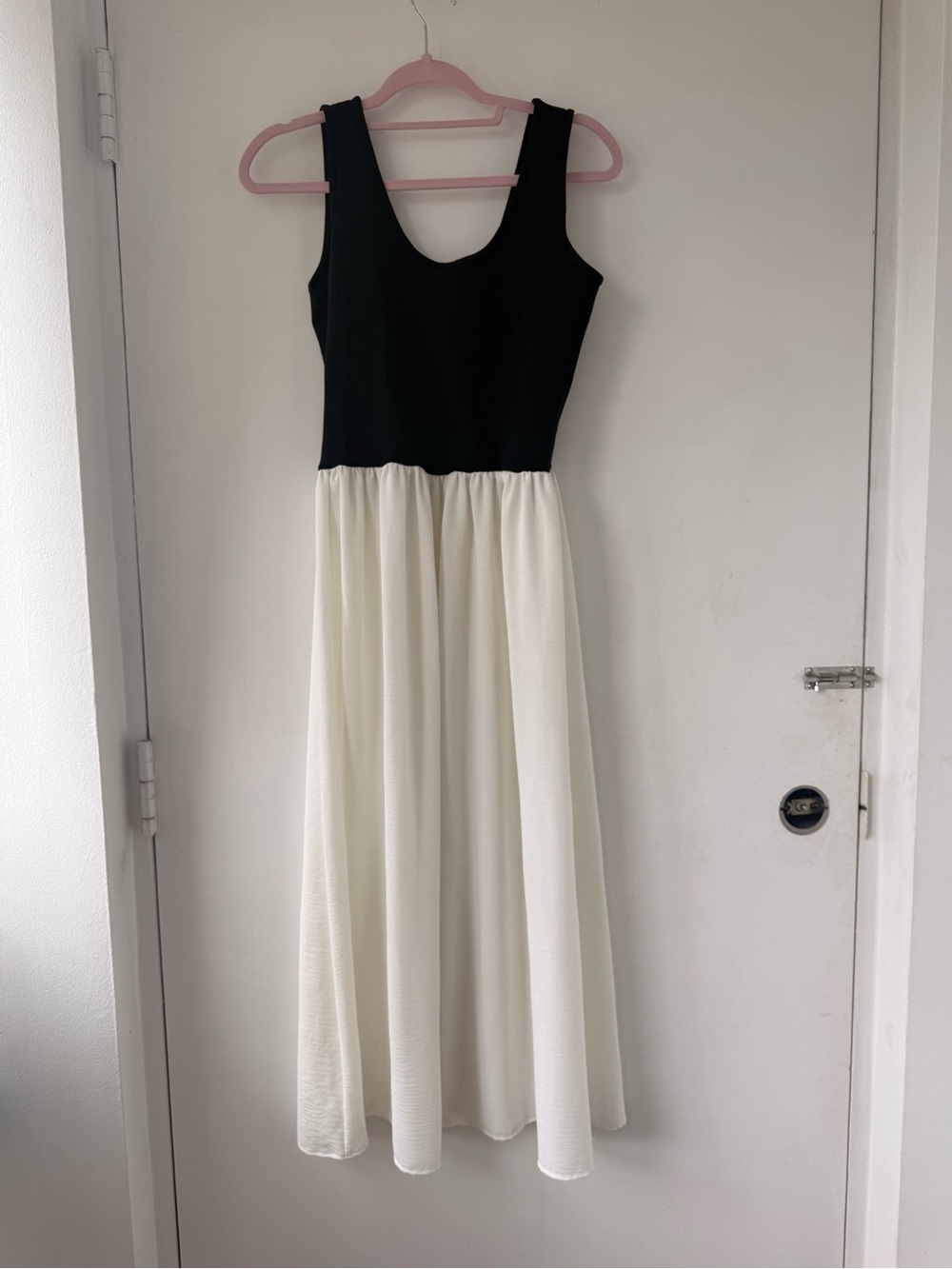 Elegant Black and White Midi Dress with Sleeveless Bodice